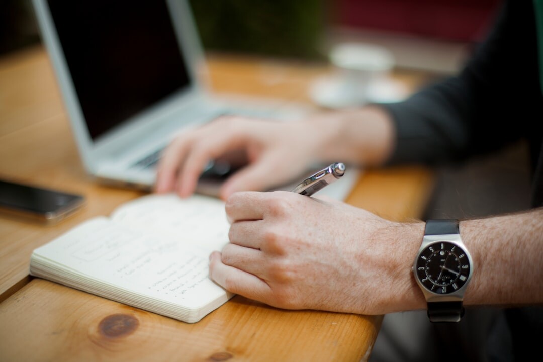 Journalist taking notes to build a reportage storyline